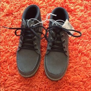 The children place boy’s shoes